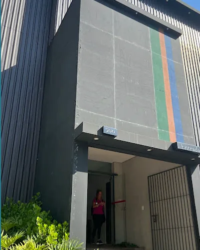 Fachada do Tennis Square na Rua Ribeiro do Amaral, com a entrada aberta