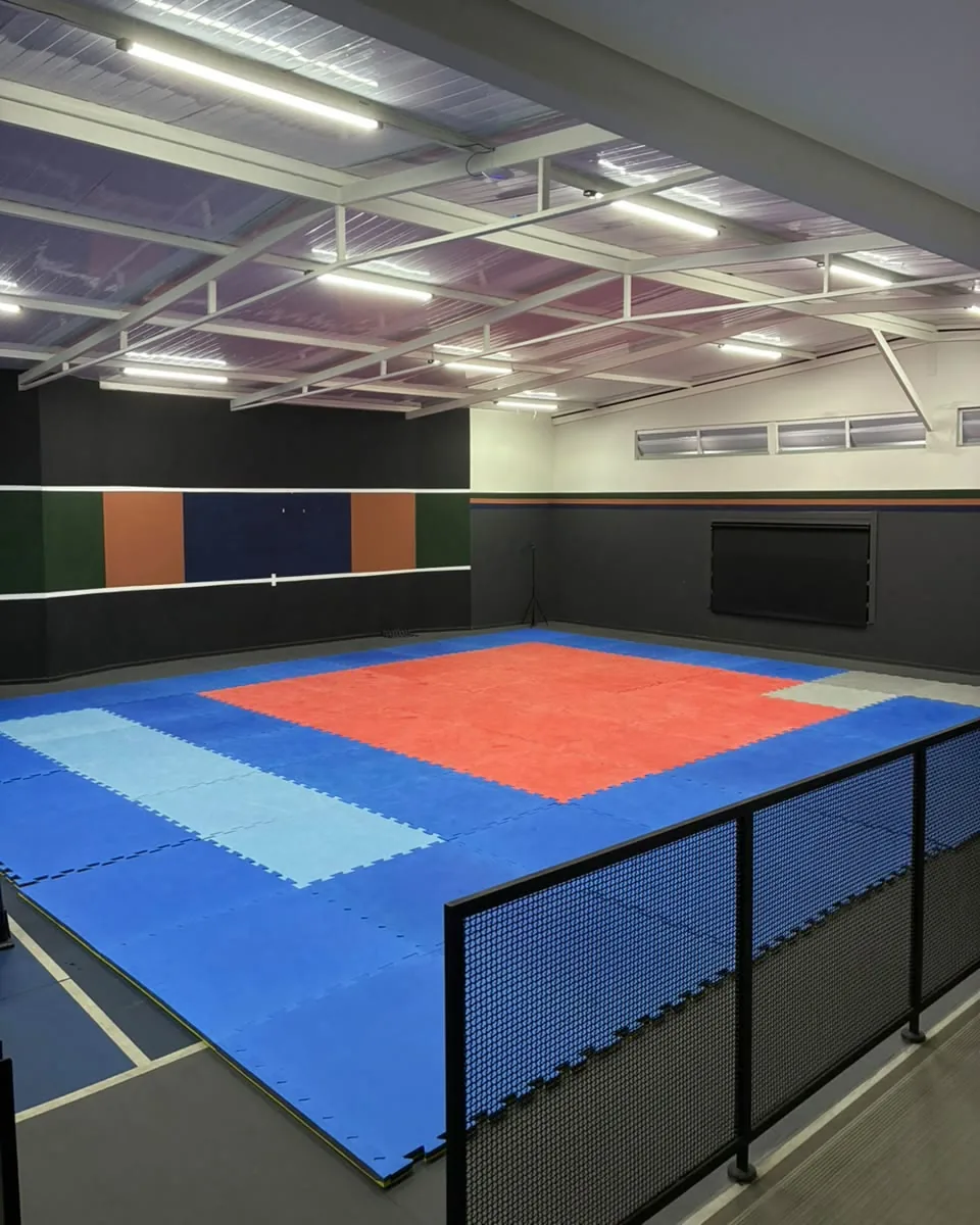 Tatame da Fator Dojo montado, com área de treino em azul e vermelho