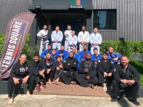 Turma adulto da Fator Dojo reunida na entrada do Tennis Square